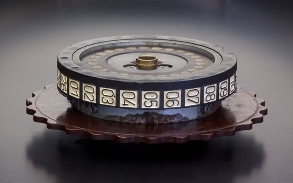 دستگاه رمزگذاری رمزگشایی اِنیگما (ENIGMA)4