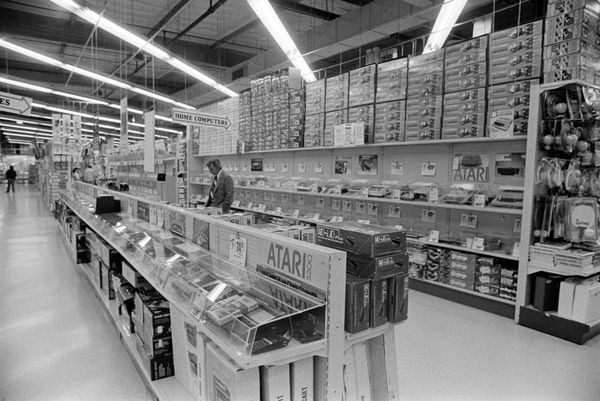 فروشگاه Toys “R” Us در سانی‌ویل کالیفرنیا